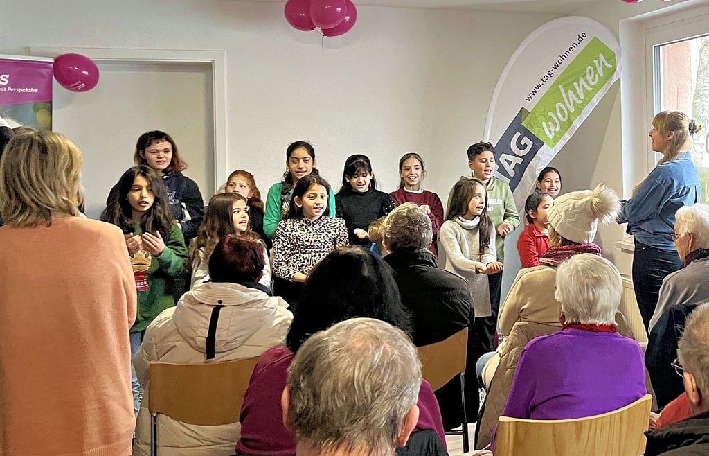Die Kinder und Jugendlichen von „Jumpers“ begrüßen die neuen Mitbewohner – die „Sempers“, Senioren mit Persepektive.