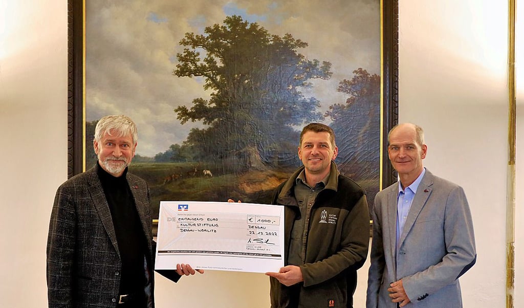 Spendenübergabe für die Pflanzung von Solitäreichen: Dirk Helmut Barth von den Lions, Forstwirtschaftsmeister Marco Berndt und Dirk Haja, Verwaltungsleiter der Kulturstiftung Dessau-Wörlitz (v.l.n.r.).