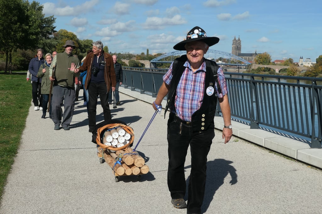 Frank Thiel hier bei der Magdeburger Flößerwanderung im vergangenen Jahr. Nun soll Magdeburg sogar Hauptsitz eines internationalen Flößervereines werden.