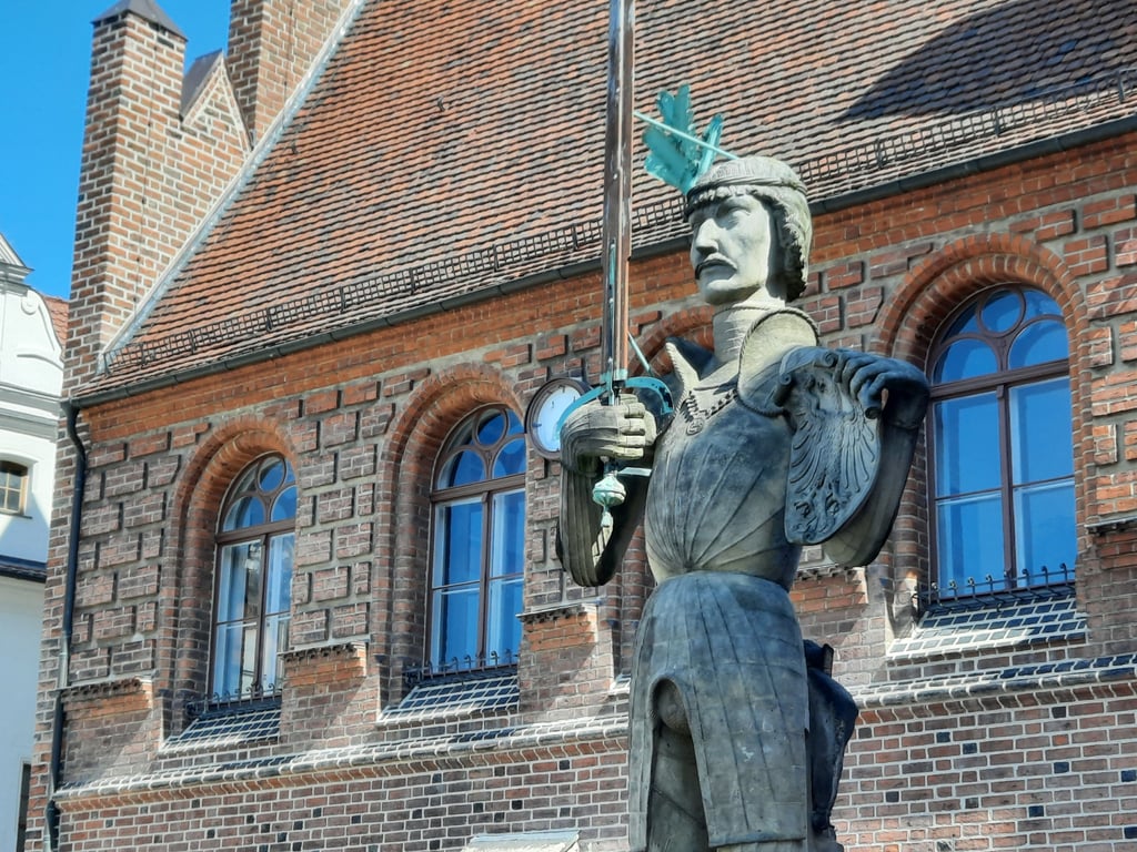 Die Roland-Statue auf dem Marktplatz in Stendal.