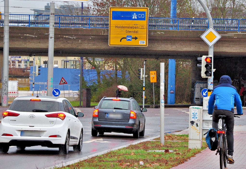 Blick aus der Olvenstedter Straße auf den Damaschkeplatz in Magdeburg: Dass hier die Auffahrt in Richtung Stendal wieder geöffnet ist, ist im Moment noch eher ein Geheimtipp.