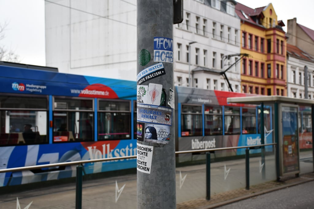 Aufkleber auf einem Mast in Magdeburg.