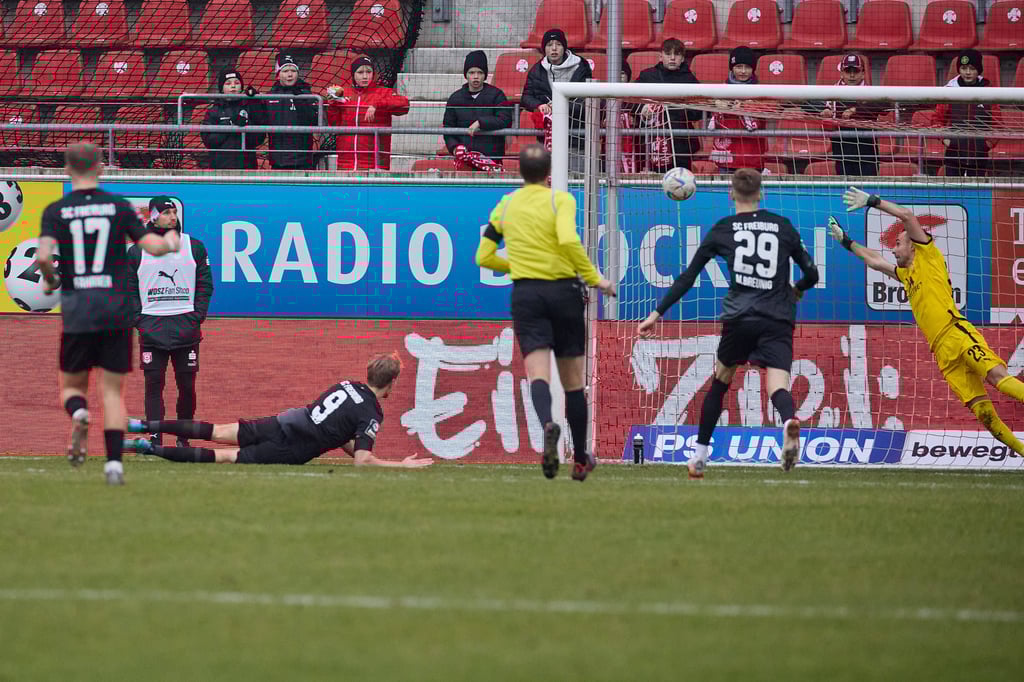 Schlecht verteidigt: Beim Tor von Vincent Vermeij zum 2:1 für Freiburg ist kein einziger HFC-Feldspieler auf dem Foto zu sehen.