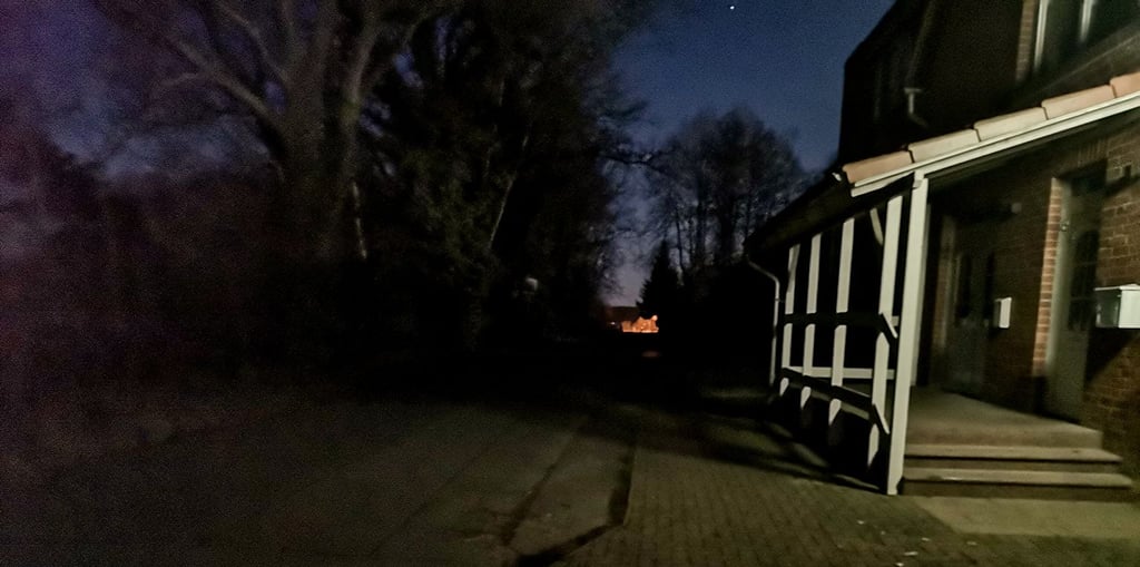 Blick Richtung Neubaugebiet in den unbeleuchteten Schäferdamm in Brietz vom Eingangsbereich der Firma Oppe aus.