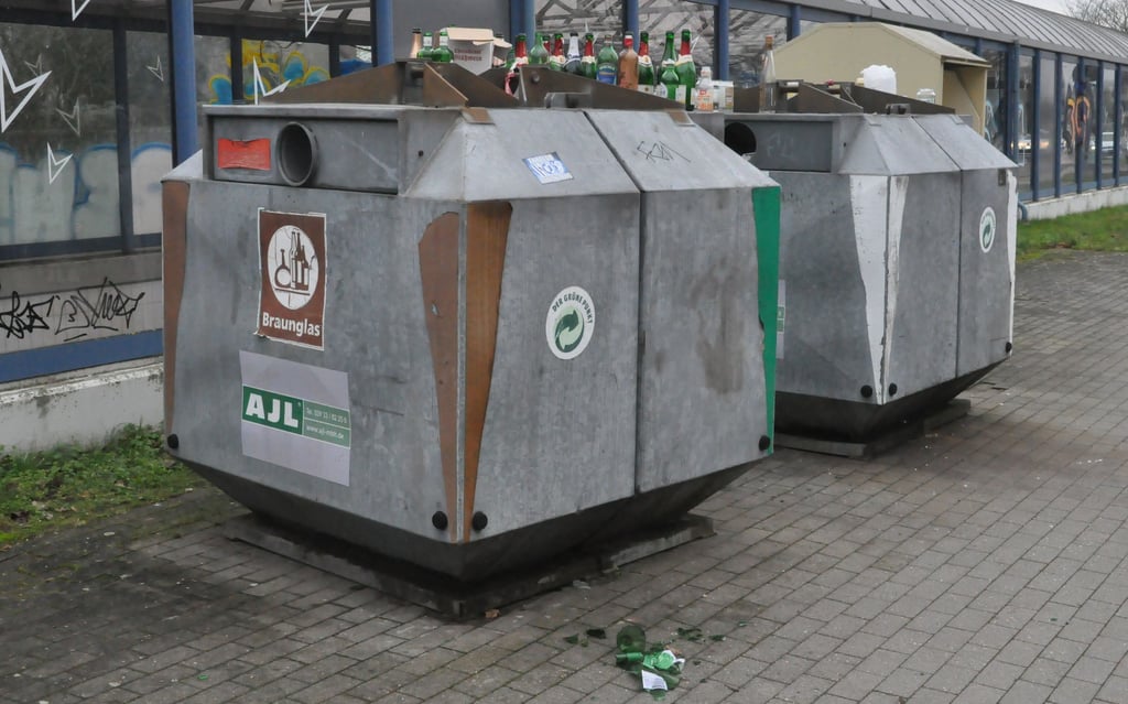 So präsenierten sich bis gestern die Glascontainer in der Bahnhofstraße.