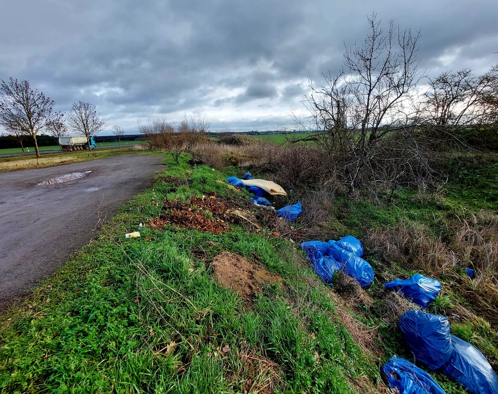 Wilder Müll liegt am Straßenrand vor der Kanalbrücke Richtung Bülstringen.