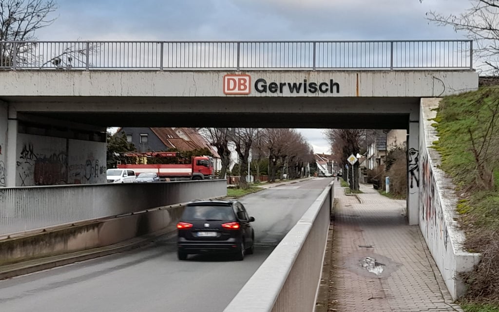 Massenhaft verfassungswidrige Symbole hat die Polizei an der Unterführung unter den Bahnschienen in Gerwisch entdeckt. Jetzt laufen die Ermittlungen nach den Tätern.