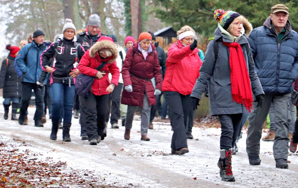 Rund 160 Wanderfreunde waren am Sonntag der Einladung der Natur- und Waldfreunde Güsen zur geführten Grünkohlwanderung gefolgt. 