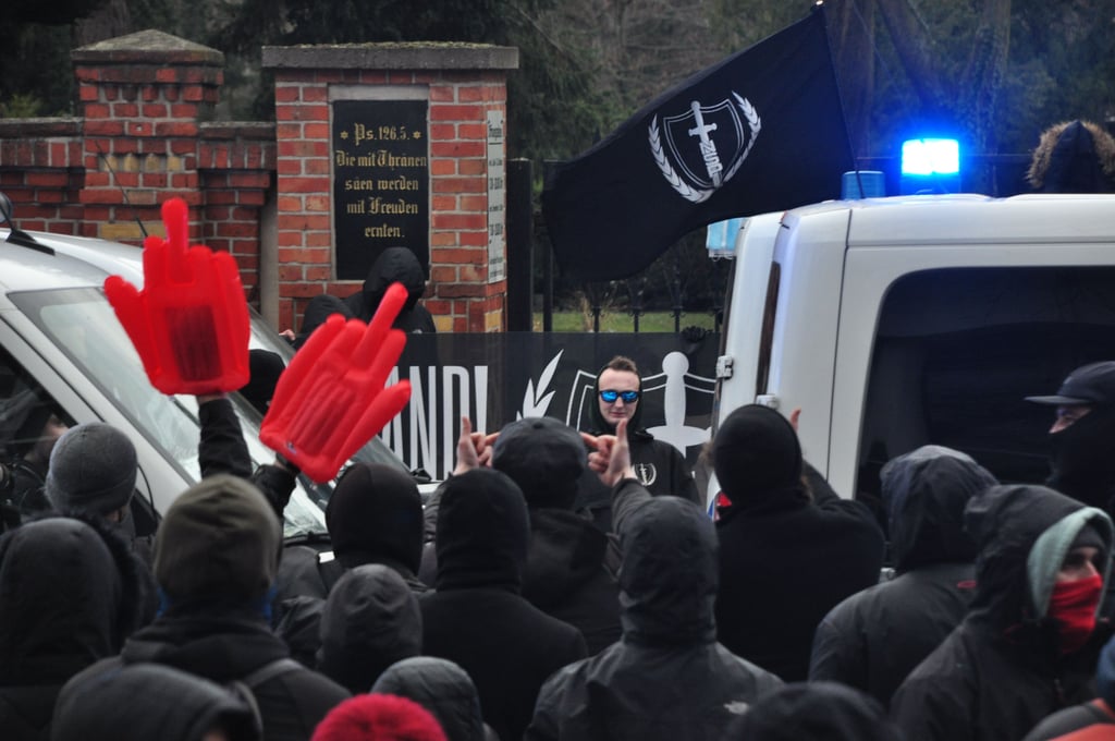Vor dem Neustädter Friedhof standen sich Rechtsextremisten und Gegendemonstranten getrennt durch die Polizei gegenüber.