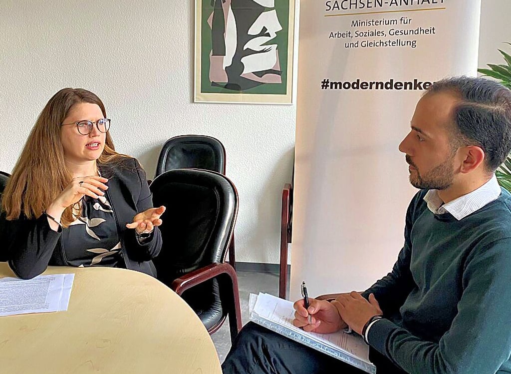 Sarah Schulze (l.), Sachsen-Anhalts neue Gleichstellungsbeauftragte, im Interview mit Raphael Irmer (Volksstimme).