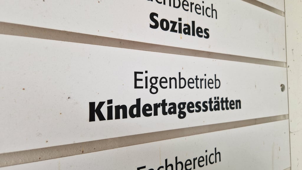 Stadträte kritisieren die Verwaltung, nachdem Vorwürfe gegen den Ex-Kita-Chef laut geworden waren.