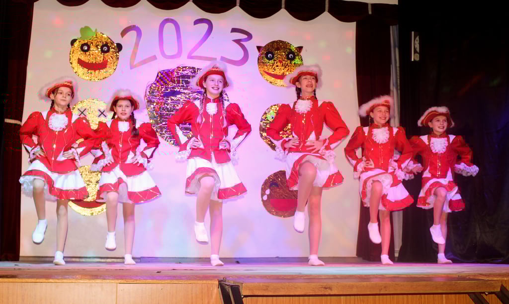 Die „Sweet Devils“ (Foto) und die „Funky Dancing Girls“ könnten ein Garant sein, dass der Blumenberger Karneval noch viele Jahre weiterleben kann. Der Tanznachwuchs wird von Anna Hahn, ein „alter Hase“ im Blumenberger Karneval, trainiert.