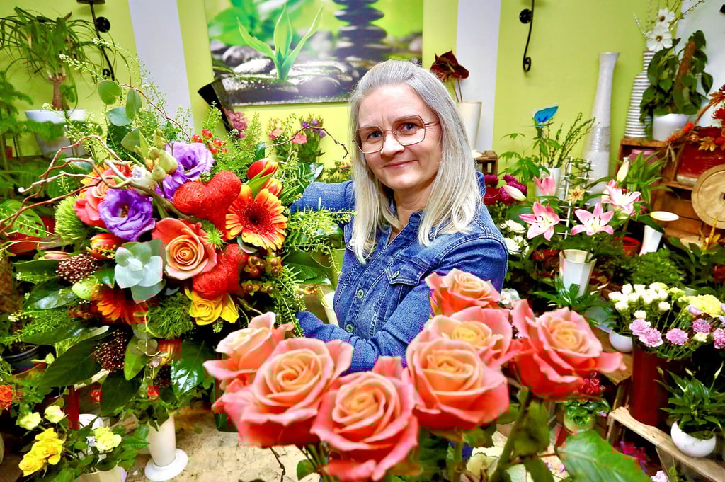 Kathrin Wache vom Blumengeschäft „Blütenzauber“ in Bernburg präsentiert die floristische Vielfalt ihres Sortiments.