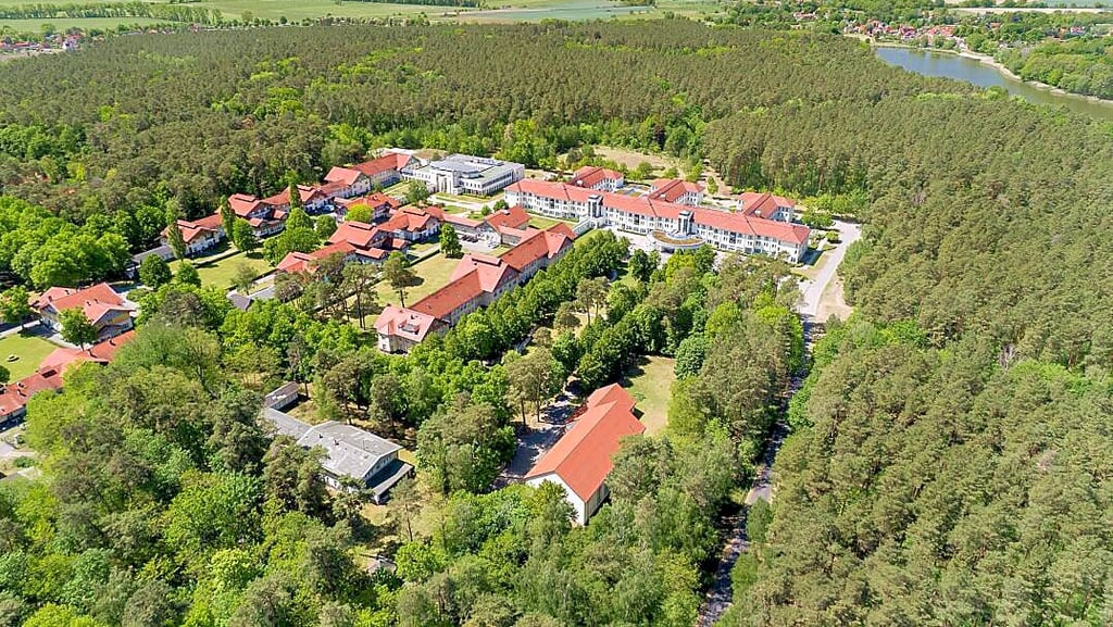 Luftaufnahme der Sana Kliniken Sommerfeld in Brandenburg.
