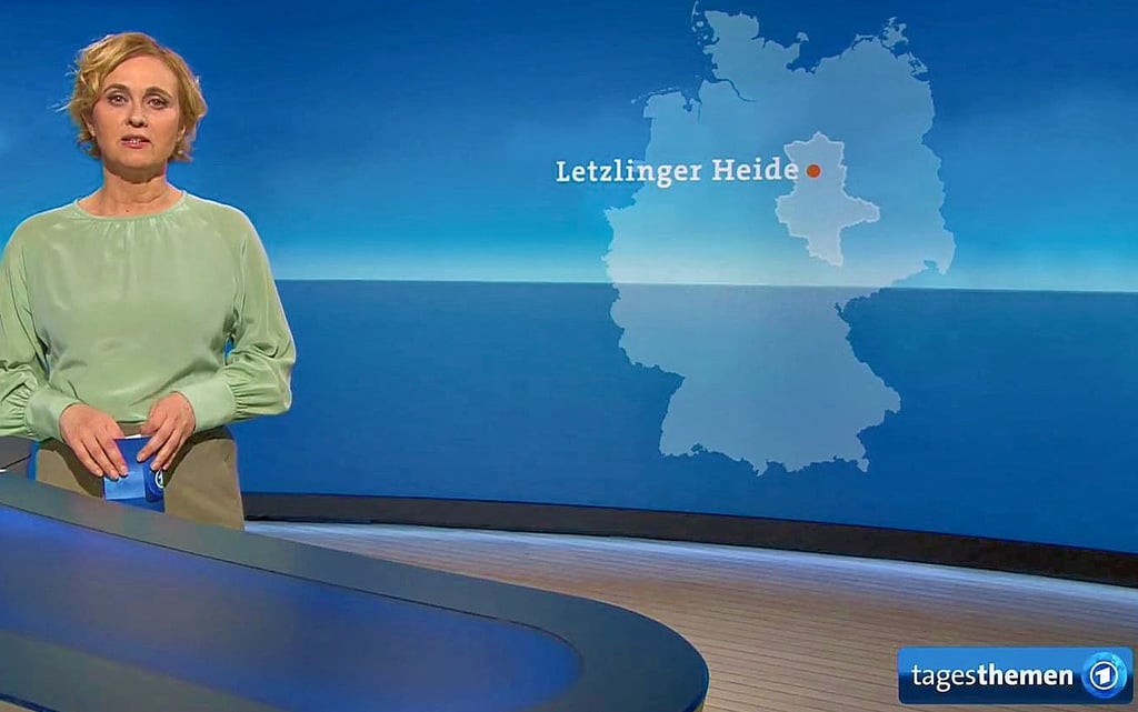 Und jetzt für fünf Minuten in die Altmark: Caren Miosga bei der Anmoderation.