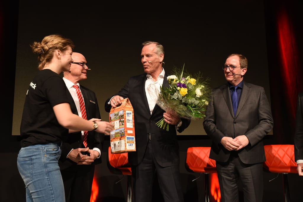 Henry Maske beim Neujahrsempfang des Salzlandkreises in Aschersleben. Eine Boxerin des PSV Schönebeck überreichte dem Boxstar eine Salzlandkiste mit regionalen Leckereien.