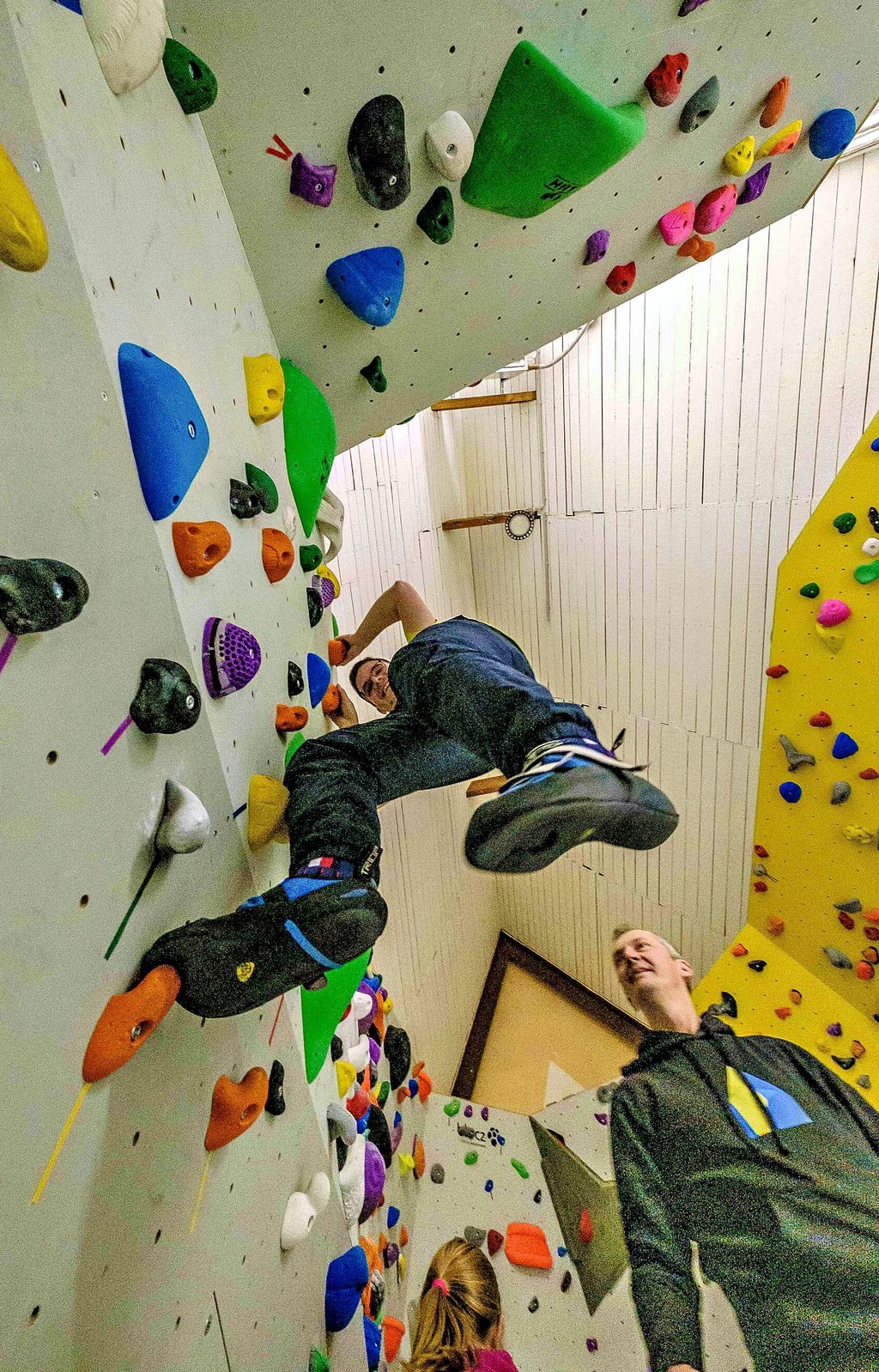 Hoch hinaus geht es in der Bad Schmiedeberger Boulderhalle „Schmiedebloc“ für den MZ-Reporter. Vor allem Kraft in den Armen ist von Vorteil.