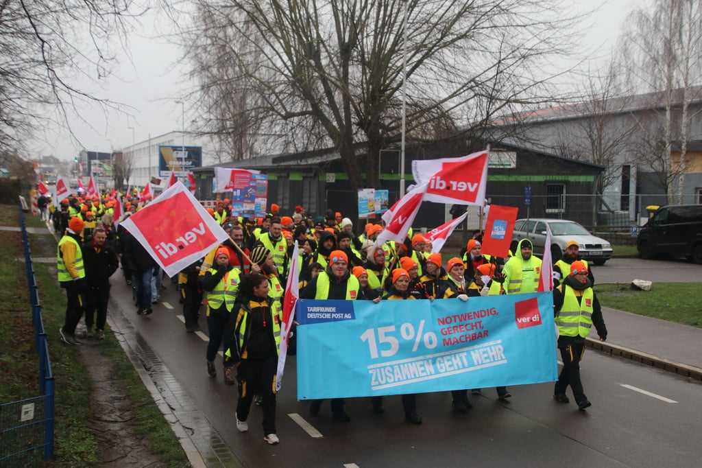 Demozug in der Grenzstraße auf dem Weg zum Ribeckplatz.