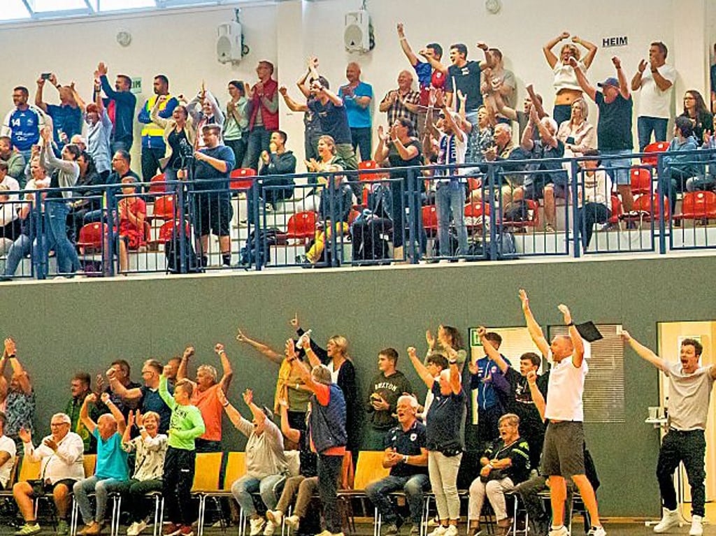 Die HCB-Fans wollen auch nach dem Spitzenspiel gegen Köthen im „Euroville“ jubeln.