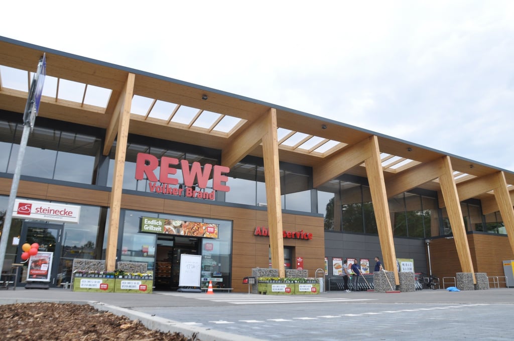 Rewe setzt bei seinen neuen Supermärkten wie hier in Magdeburg-Reform auf das sogenannte Green-Building-Konzept. Auch in Genthin?