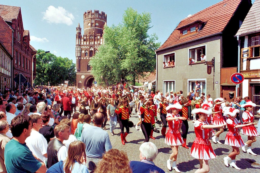 Bei der ersten Auflage des Sachsen-Anhalt-Tages in Stendal vor 25 Jahren sahen allein am Sonnabend,  13. Juli 1997, etwa 70 000 Besucher zu, wie der Festumzug durch Stendal führte. Ob es eine Neuauflage geben wird, ist ungewiss.