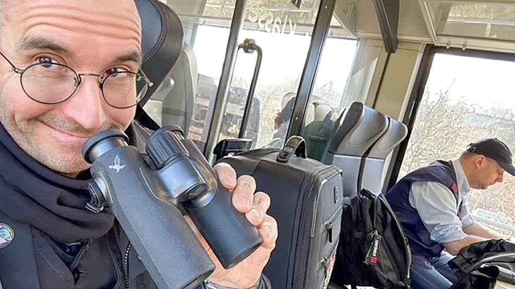 Der deutschlandweit bekannte Forensiker Mark Benecke fährt gern mit dem Zug – auch durchs Seeland.