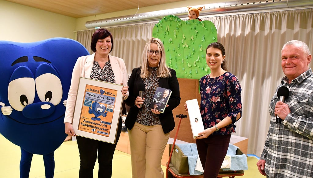 Weil sie in der Kita Schönhausenin Förderverein und Elternkuratorium seit vielen Jahren für Kinder in ihrer Freizeit im Einsatz ist und zudem den Spatzenflohmarkt organisiert, erhielt Caro Giese ( links) das Blaue Herz für Kinderfreundlichkeit. Kita-Leiterin Anja Marschall-Skuppin bekam von Achim Frey ein Buch von Rolf Zuckowski.