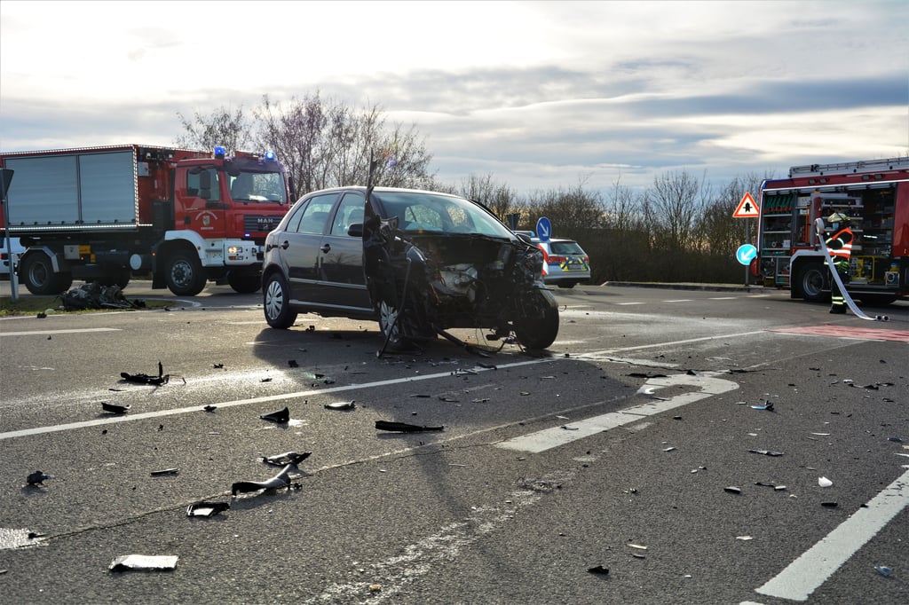 Beim Unfall an der Einmündung der Weteritzer Landstraße zur B 188 bei Gardelegen wurden beide beteiligten Fahrzeuge stark beschädigt. Dem Skoda fehlte die komplette Front, der Ford landete im Gebüsch im Straßengraben.