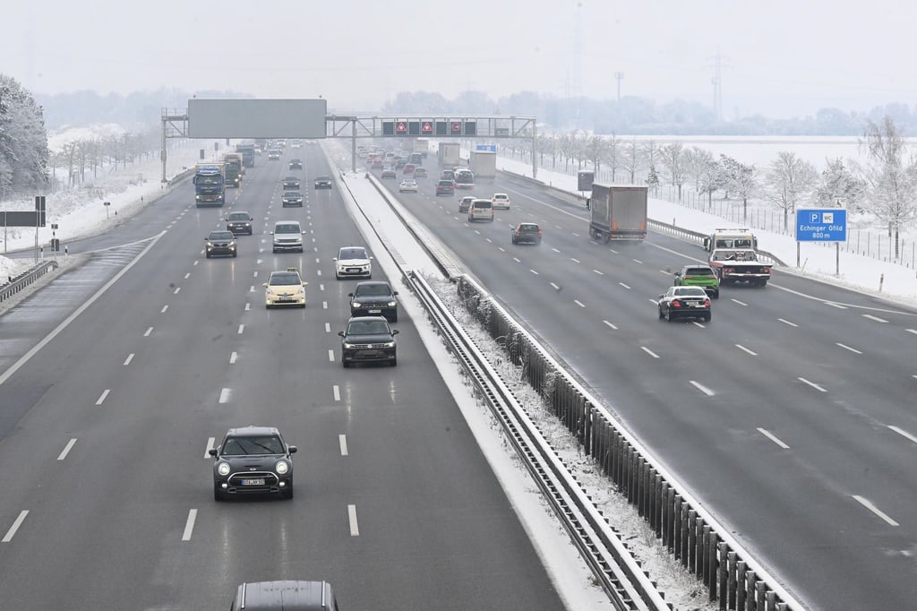 Autos fahren auf der A9. Ein Sattelschlepper hat auf der Autobahn Teppiche verloren. Sie blieben nicht lange auf der Straße liegen. (Symbolbild)