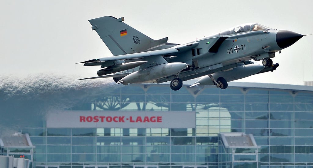 Der Fliegerhorst Rostock-Laage ist eine wichtige Basis der Luftwaffe. Früher waren dort russische MiG stationiert, mittlerweile Eurofighter. Hier startet ein Tornado zu einer Übung.