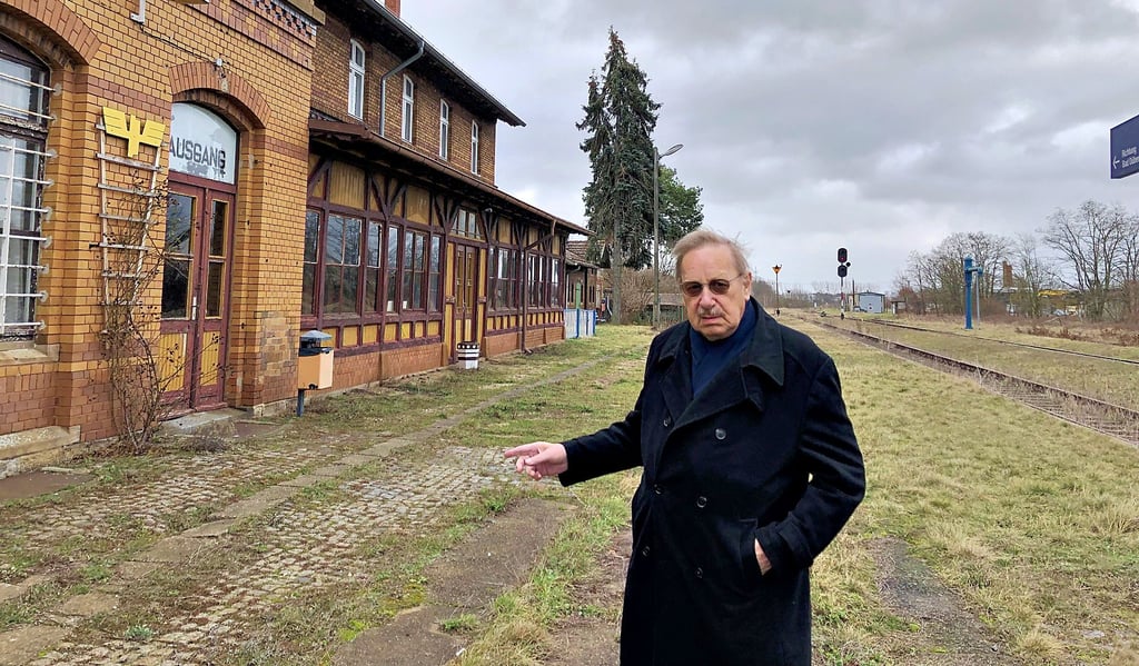 Gerhard J. Curth, Geschäftsführer des Streckenbetreibers DRE, am Bahnhof von Pretzsch