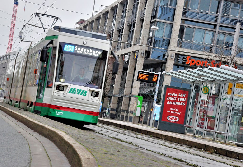In Richtung Norden gibt es am Breiten Weg in Magdeburg eine Haltestelle Goldschmiedebrücke – Richtung Süden nicht. Der Stadtrat hatte zu entscheiden, ob die fehlende Station ergänzt wird.