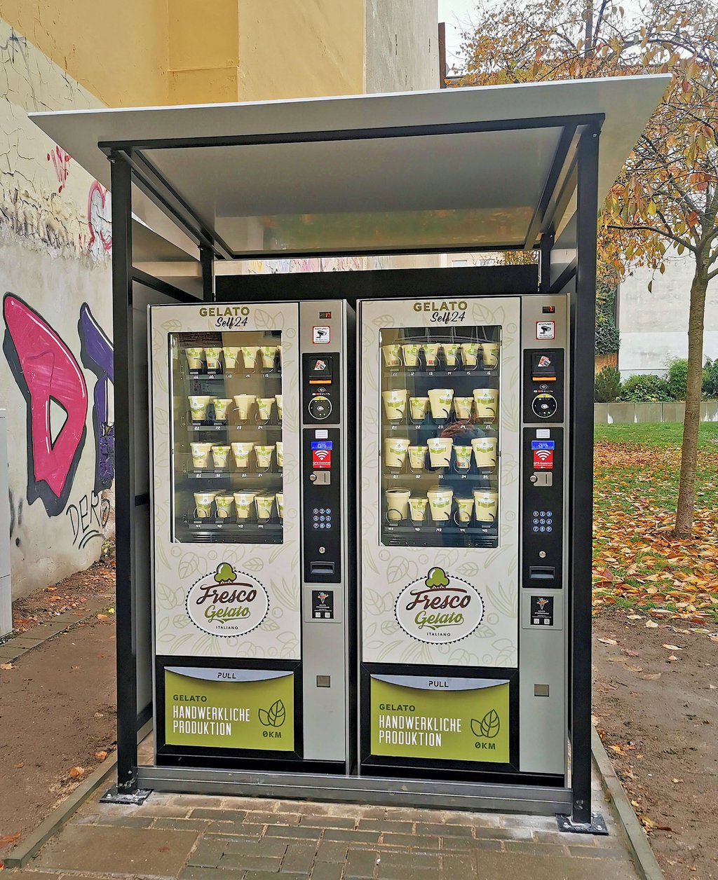 Die Eisdiele „Fresco Gelato“ hat einen Eisautomaten aufgestellt.