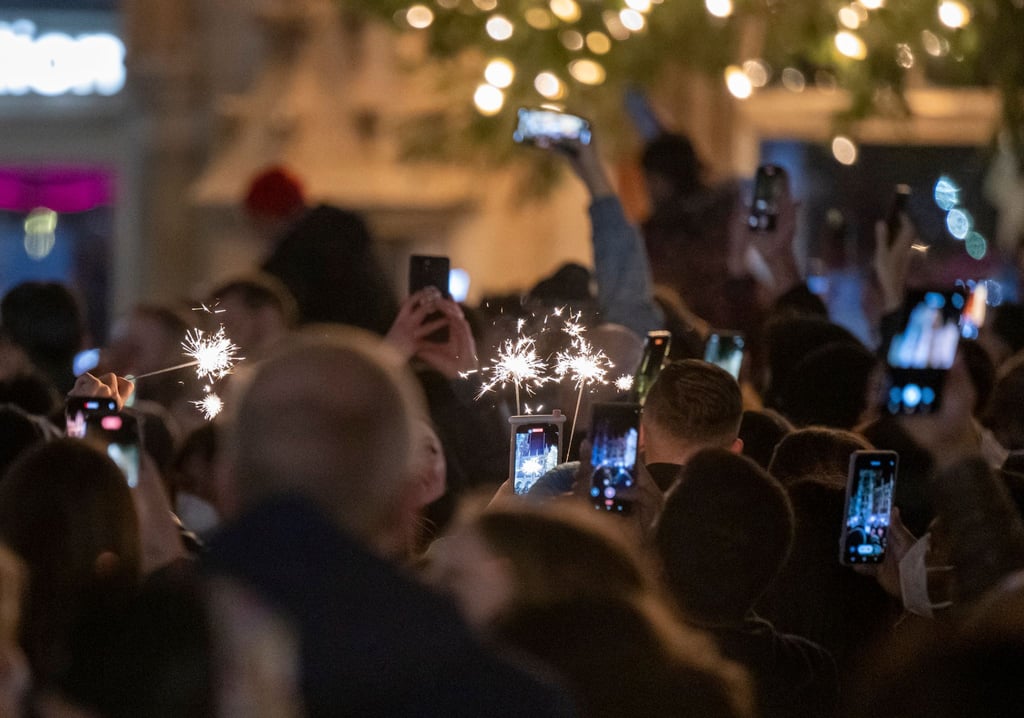 Handynutzer in Deutschland haben in der Silvesternacht deutlich mehr Daten verbraucht als ein Jahr zuvor.