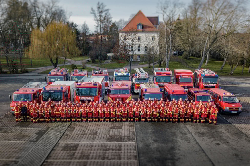 Die Einsatzkräfte der freiwilligen Feuerwehr der Einheitsgemeinde Teuchern haben neue Schutzkleidung erhalten.