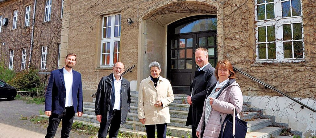 Infrastrukturministerin Lydia Hüskens (Mitte) hatte sich im Frühjahr 2022 über den geplanten Umbau der alten Sekundarschule in Havelberg informiert.