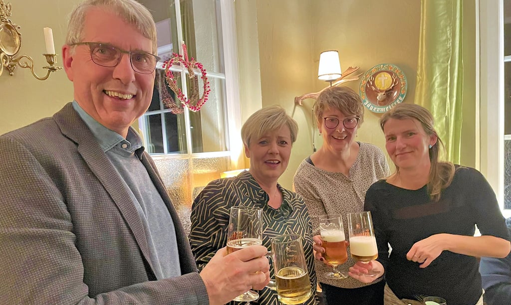 Anstoßen gestern Abend gegen 19 Uhr:  Cathleen Lüdicke (Freie Wählergemeinschaft) wird  Jerichows neue Bürgermeisterin. Nach Vorliegen aller Schnellmeldungen aus den zwölf Wahllokalen und dem Briefwahlbezirk liegt Lüdicke mit 68,59 Prozent (2306 Stimmen) aller abgegebenen Stimmen haushoch vorn.