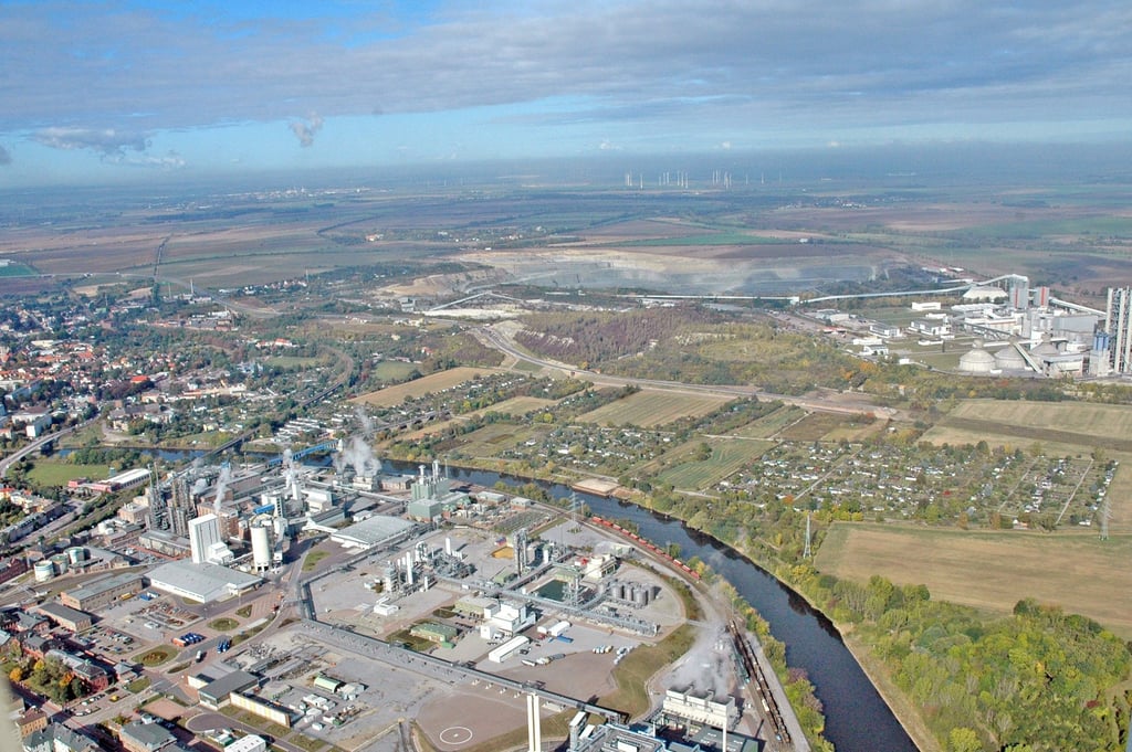 Die Chemie- und Zementwerke in Bernburg gehören zu den größten industriellen Wasserabnehmern in Sachsen-Anhalt.