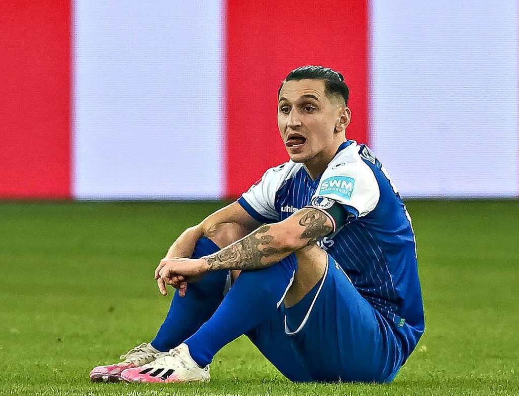 Hockte nach Abpfiff enttäuscht auf dem Rasen nach dem 2:3 bei Fortuna Düsseldorf: Baris Atik. Der Vizekapitän des FCM bemängelte vor allem die Zweikampfführung seiner Mannschaft.