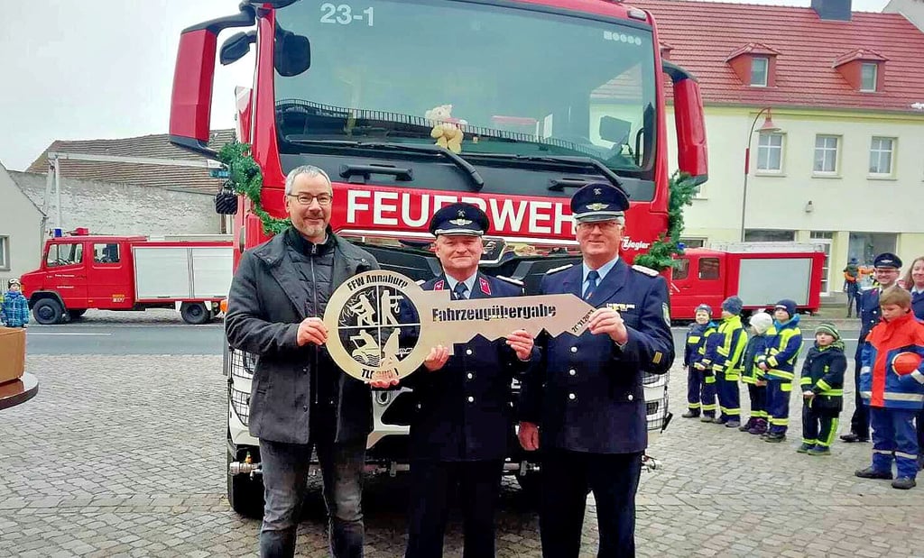 Schlüsselübergabe für das neue TLF 3000. Annaburgs Bürgermeister Stefan Schmidt (v.l.) überreicht einen symbolischen Schlüssel für das neue Feuerwehrfahrzeug an Ortswehrleiter Gerald Matthies und Stadtwehrleiter Roland Karthäuser.