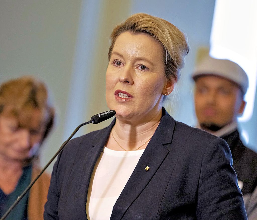 Franziska Giffey (SPD), Regierende Bürgermeisterin von Berlin, spricht gestern nach dem Gipfel zu Pressevertretern.