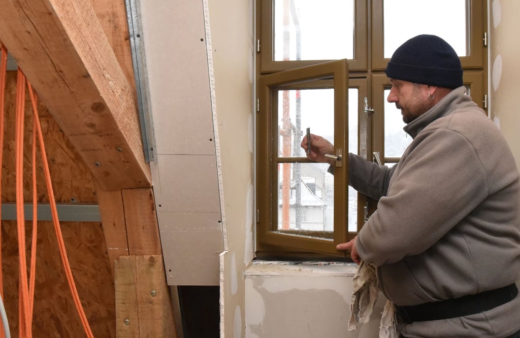 Das Dachgeschoss des Weißenfelser Rathauses wurde ausgebaut. Hier ist Sven Kurzhals von der Gebäudereinigung Pusch bei der Bauendreinigung.