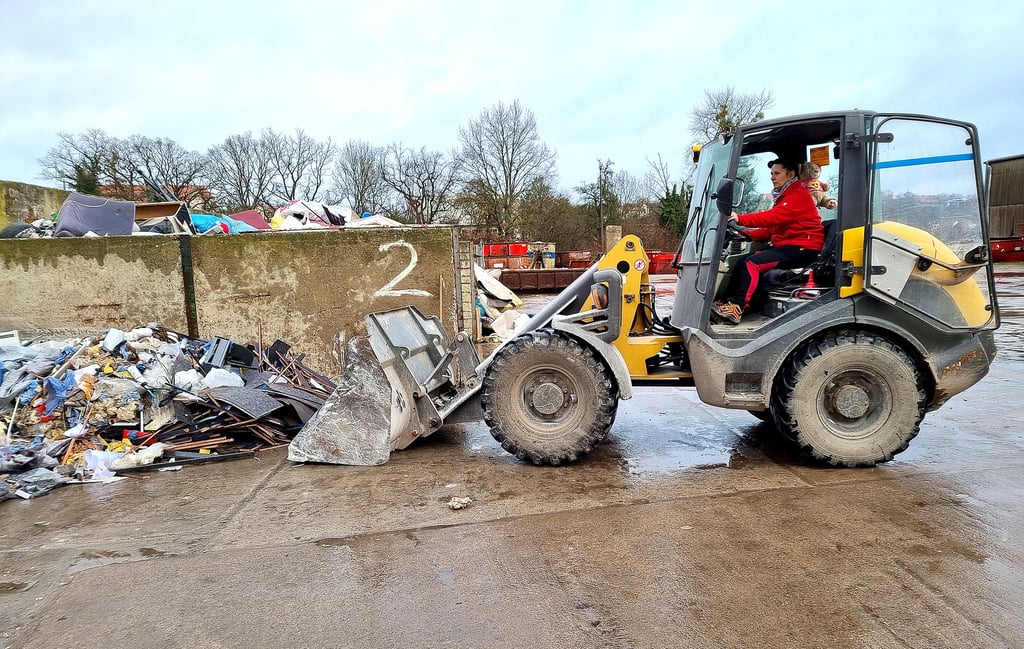 Zu den Mitarbeitern auf dem Havelberger Recyclinghof gehört seit vielen Jahren Anke Gutke, die hier mit dem Radlader die Sortierung von Abfällen vornimmt. Derzeit gibt es drei Angestellte hier.  Ein weiterer soll in absehbarer Zeit hinzu kommen.