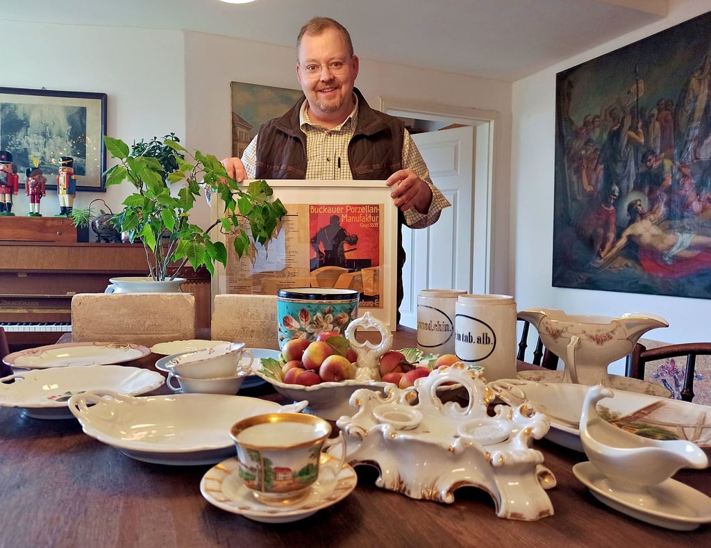 Marcel Guderjahn hat eine Leidenschaft für Buckauer Porzellan. Vom Übertopf über Ziergeschirr und Gebrauchsgeschirr bis hin zu Steinen und einem Schreibset hat er zahlreiche Gegenstände gesammelt.
