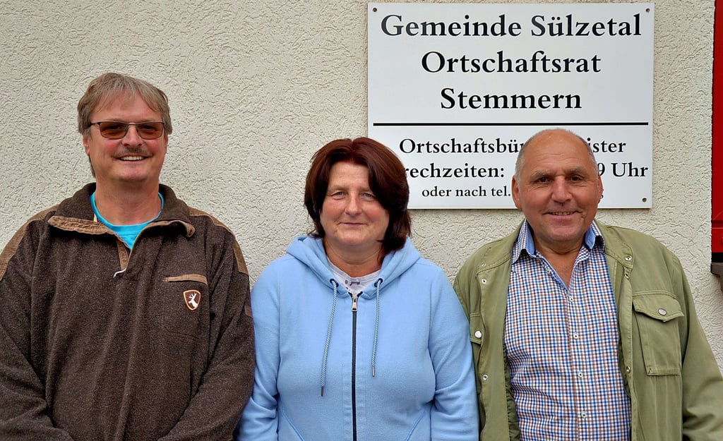 Die drei Mitglieder des Ortschaftsrats von Stemmern, Carola Schneider (M.), Dirk Schünemann (r.) und Ralf Schiller, sprachen sich 2022 gegen die Errichtung von Windrädern aus.