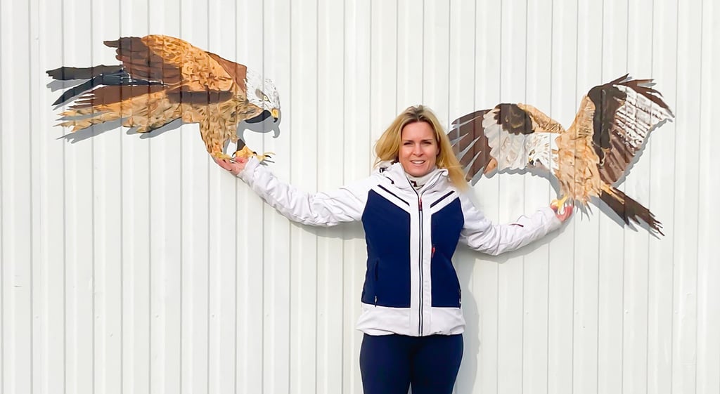 Nicole Krauthahn macht es vor: An der bereits fertiggestellten Fotowand kann man die Milane auf den Händen landen lassen.