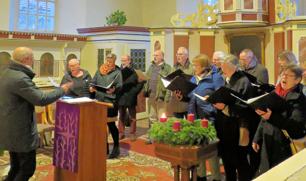 Sänger der Biederitzer Kantorei im Dezember 2022 beim Adventsliedersingen in der evangelischen Kirche in Biederitz.