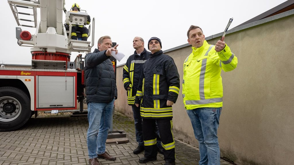 Thomas Giffey, Hans-Peter Schaefer, Christoph Hering und Torsten Winkelbauer (v.l.) besprechen die Situation vor Ort.