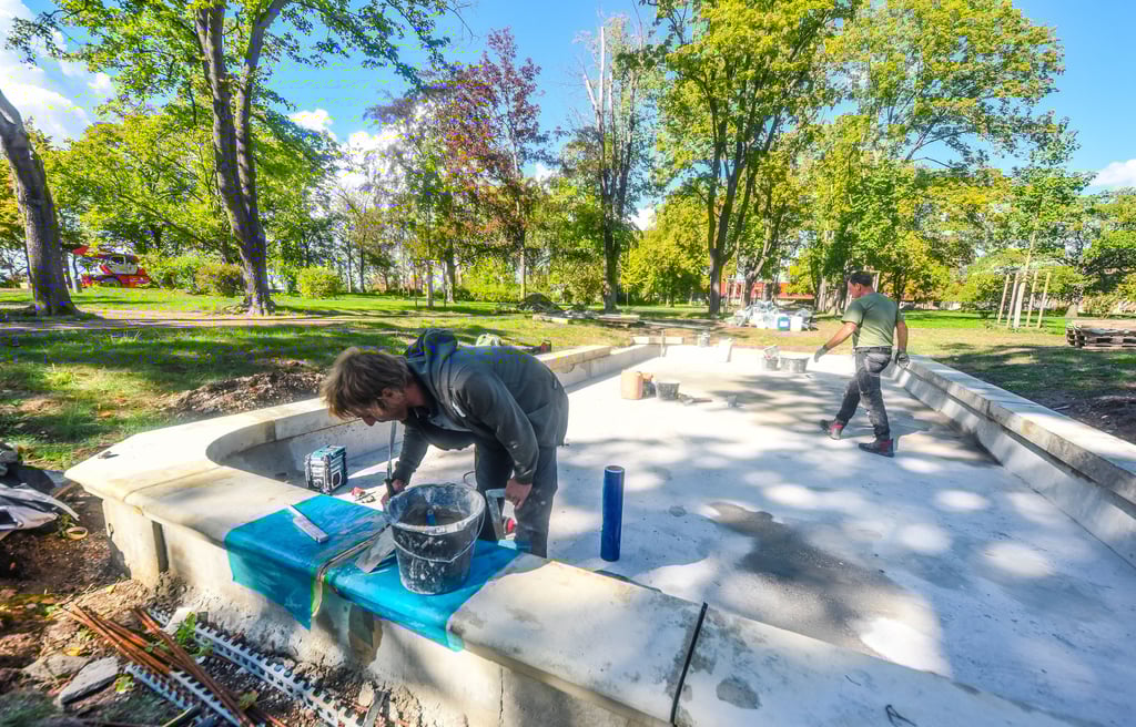 Rückblick: Bereits im September wurden Teich und Springbrunnen im Kurpark saniert.