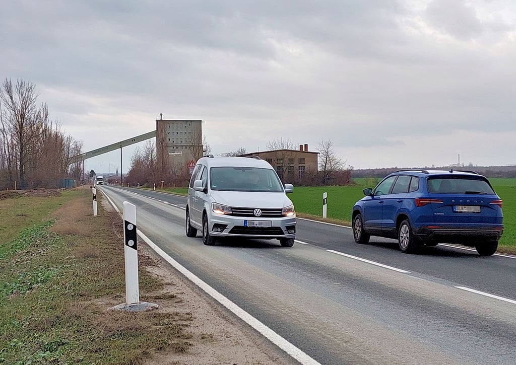 Auf der linken Seite soll bis zum Sommer 2023 der Radweg zwischen Staßfurt (im Hintergrund) und Förderstedt entstehen. In den letzten Wochen gab es keine Bautätigkeit.